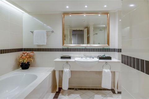 InterContinental Sanctuary Cove Resort, An IHG Hotel - Geraldton Accommodation 5