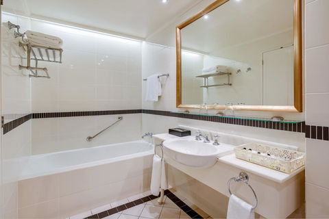 InterContinental Sanctuary Cove Resort, An IHG Hotel - Geraldton Accommodation 8