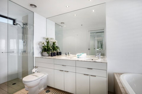 Ultra Broadbeach - Geraldton Accommodation 14