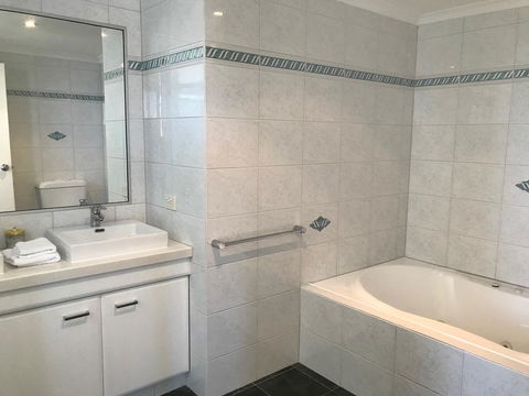 Rainbow Bay Resort Holiday Apartments - Geraldton Accommodation 5