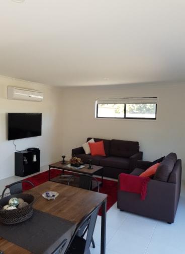 White Caps B - New Styles & Spacious Home - Geraldton Accommodation 3