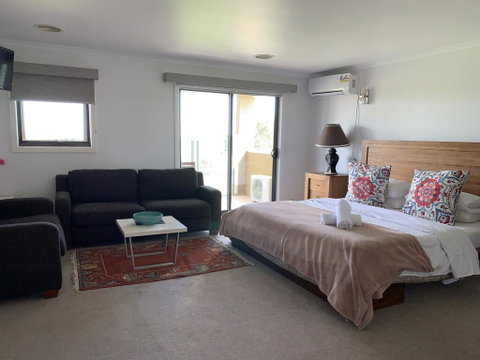 Yes Home - Geraldton Accommodation 0