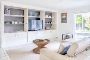 Relax At Bokarina Beach House Walk To Beach Relax By The Pool - Geraldton Accommodation 6