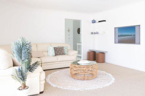Relax At Bokarina Beach House Walk To Beach Relax By The Pool - Geraldton Accommodation 1