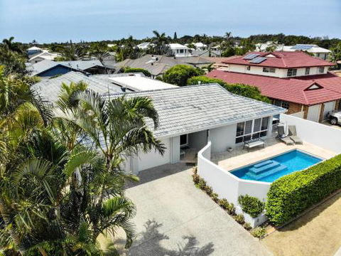 Relax At Bokarina Beach House Walk To Beach Relax By The Pool - Geraldton Accommodation 2