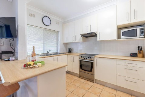 Adriana 4 Open Plan Living With Backyard - Geraldton Accommodation 1