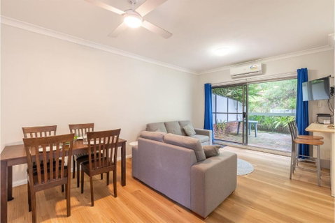 Adriana 4 Open Plan Living With Backyard - Geraldton Accommodation 3
