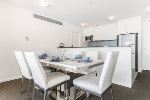 A Spacious 2BR Apt With An Amazing View Over Darling Harbour - Geraldton Accommodation 4