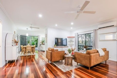 Agnes Bliss - Stunning, Centrally Located Four-Bedroom Beach House - Geraldton Accommodation 0
