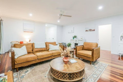 Agnes Bliss - Stunning, Centrally Located Four-Bedroom Beach House - Geraldton Accommodation 2