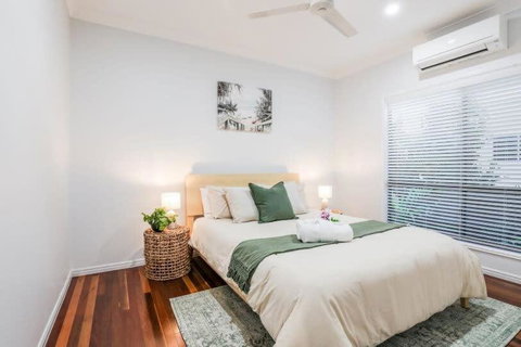 Agnes Bliss - Stunning, Centrally Located Four-Bedroom Beach House - Geraldton Accommodation 3