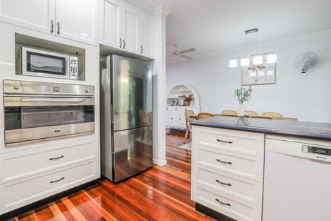 Agnes Bliss - Stunning, Centrally Located Four-Bedroom Beach House - Geraldton Accommodation 4