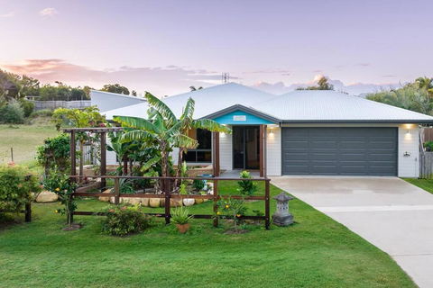 Agnes Retreat - 4 BR - 2 Min Walk To Beach - Geraldton Accommodation 0