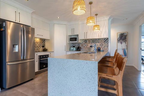 Agnes Retreat - 4 BR - 2 Min Walk To Beach - Geraldton Accommodation 2