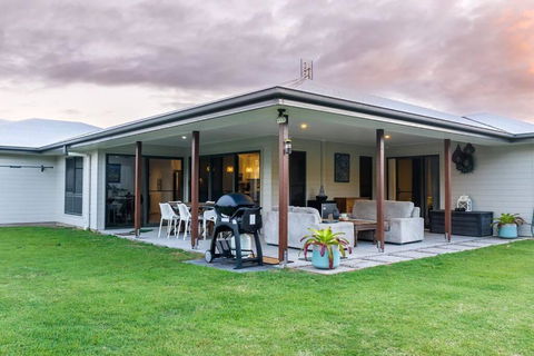 Agnes Retreat - 4 BR - 2 Min Walk To Beach - Geraldton Accommodation 1