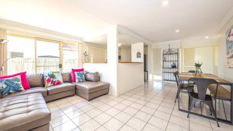 Air Conditioned Pet Friendly Canal Home With Wifi - Geraldton Accommodation 3