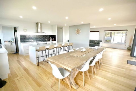 Allawah - 5 Bedroom Luxury Home With A Pool - Geraldton Accommodation 1