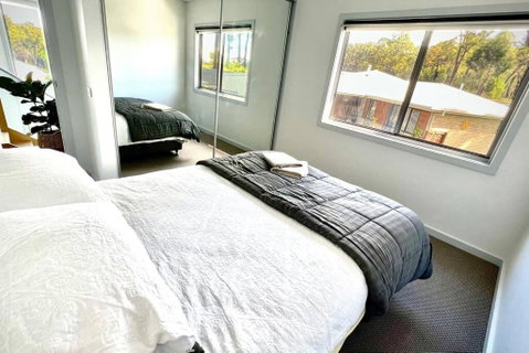 Allawah - 5 Bedroom Luxury Home With A Pool - Geraldton Accommodation 3