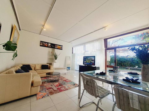 Architectural Bright Open 2B&1B Home With A Private Garden At Yarralumla - Geraldton Accommodation 3
