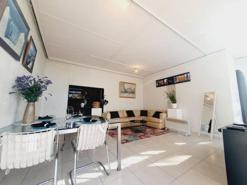 Architectural Bright Open 2B&1B Home With A Private Garden At Yarralumla - Geraldton Accommodation 4