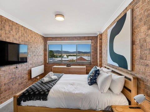 Astrids At Central Park - 2BR L Lake & Mountain Views L Central Location L WiFi - Geraldton Accommodation 3