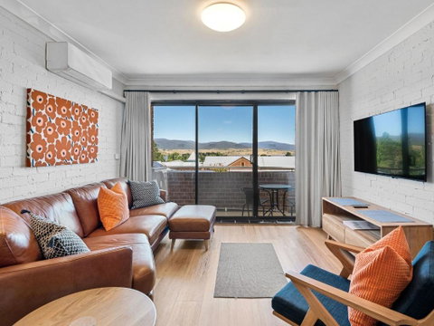Astrids At Central Park - 2BR L Lake & Mountain Views L Central Location L WiFi - Geraldton Accommodation 2