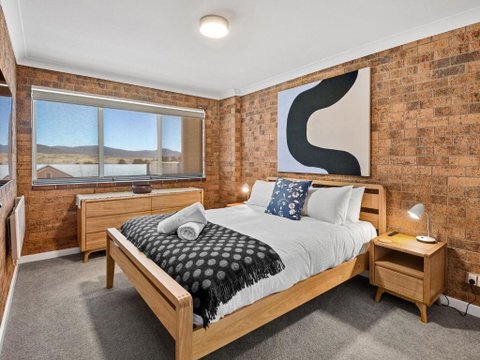 Astrids At Central Park - 2BR L Lake & Mountain Views L Central Location L WiFi - Geraldton Accommodation 4