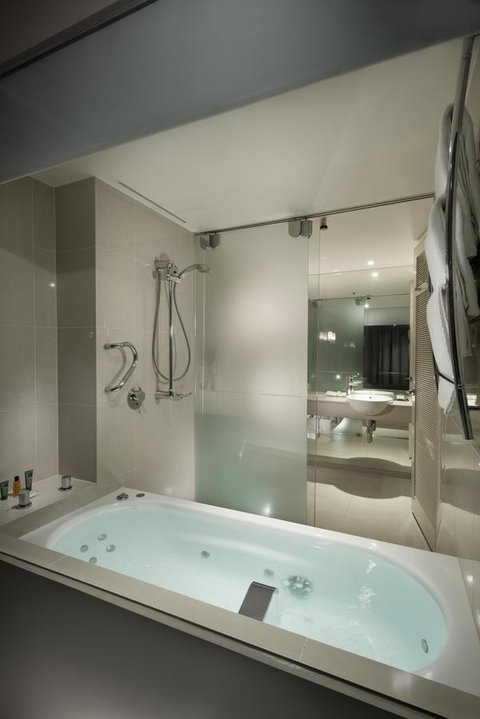 Hilton Cairns - Geraldton Accommodation 4