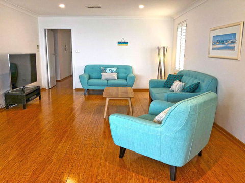 'Mooring Two Upstairs', 23 Shoal Bay Rd - Stunning Views, WIFI, Air Conditioning And Boat Parking - Geraldton Accommodation 3