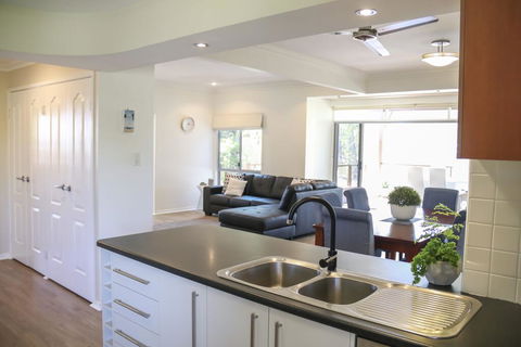 'Top Tier' Dog Friendly Holiday Home - Geraldton Accommodation 2
