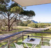 1 'Intrepid' 3 Intrepid Close - Amazing views of Shoal Bay only 100m from the Beach - Geraldton Accommodation