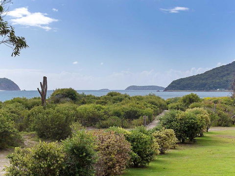 1 'Intrepid', 3 Intrepid Close - Amazing Views Of Shoal Bay, Only 100m From The Beach - Geraldton Accommodation 2