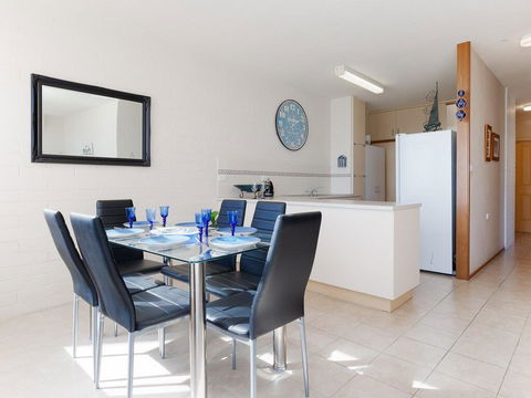 1 'Little Hut', 20 Kurrawa Close - Spectacular Water Views, NBN & Air Conditioned - Geraldton Accommodation 3