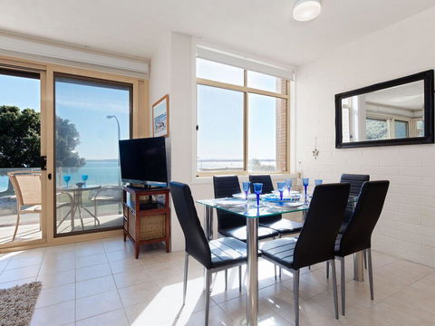 1 'Little Hut', 20 Kurrawa Close - Spectacular Water Views, NBN & Air Conditioned - Geraldton Accommodation 1