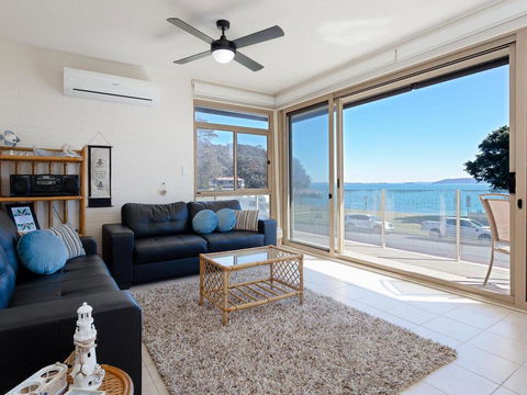 1 'Little Hut', 20 Kurrawa Close - Spectacular Water Views, NBN & Air Conditioned - Geraldton Accommodation 2