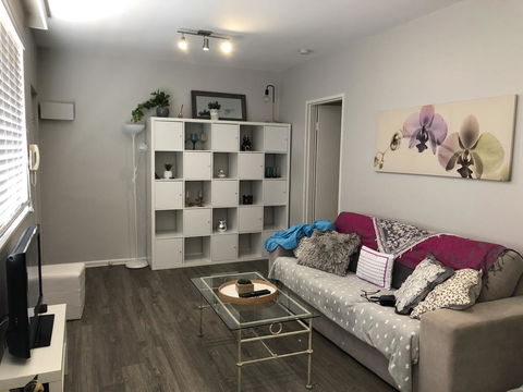 1 Bedroom Unit In Heart Of Elsternwick - Geraldton Accommodation 1