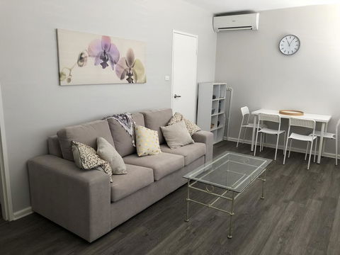 1 Bedroom Unit In Heart Of Elsternwick - Geraldton Accommodation 0