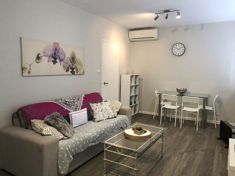1 Bedroom Unit In Heart Of Elsternwick - Geraldton Accommodation 2