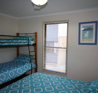 1 Naiad Court - Lowset family home with swimming pool and covered deck. Pet friendly - Geraldton Accommodation