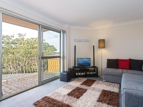 12 'Thurlow Lodge', 6 Thurlow Avenue - Water Views, Pool And Central Location - Geraldton Accommodation 1