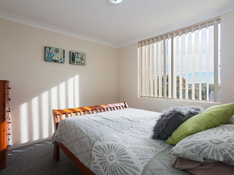 12 'Thurlow Lodge', 6 Thurlow Avenue - Water Views, Pool And Central Location - Geraldton Accommodation 3