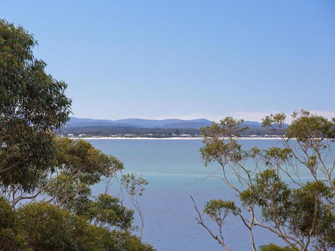 12 'Thurlow Lodge', 6 Thurlow Avenue - Water Views, Pool And Central Location - Geraldton Accommodation 0