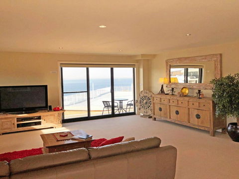 15 Dolphin Cove, 2 - 6 Government Rd - Stunning Penthouse With Views, Lift & Ducted Air Conditioning - Geraldton Accommodation 1