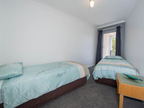18 'Shoal Bay Beach Apartments' - Fantastic Air Conditioned Unit With A Pool & Lift - Geraldton Accommodation 1