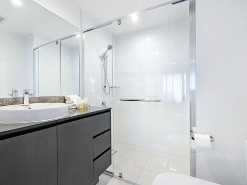2 Bedroom Ocean View Apartment In Surfers Paradise - Geraldton Accommodation 2