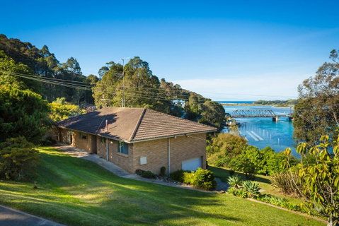 2 Water Crescent - Retro Haven - Geraldton Accommodation 0