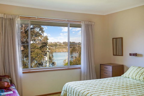 2 Water Crescent - Retro Haven - Geraldton Accommodation 3