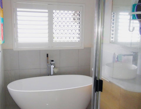 Beach Bliss, Private Bedroom, Private Lounge & Bathroom, Plus Netflix, Wifi - Geraldton Accommodation 2