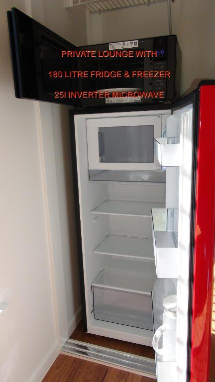 Beach Bliss, Private Bedroom, Private Lounge & Bathroom, Plus Netflix, Wifi - Geraldton Accommodation 4