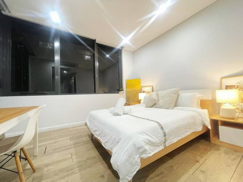 Beautiful Modern Massive 3 BR APT In Rosebery - Geraldton Accommodation 2